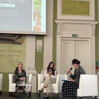 3 osoby siedzące na fotelach, środkowa z mikrofonem w ręce pani mgr Alicja Chęcińska
