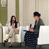 2 osoby siedzące na fotelach, po lewej z mikrofonem w ręce pani mgr Alicja Chęcińska