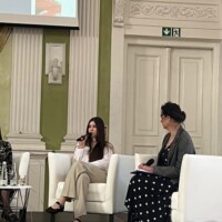 2 osoby siedzące na fotelach, po lewej z mikrofonem w ręce pani mgr Alicja Chęcińska