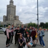 Grupa studentów a w tle po lewej pałac kultury